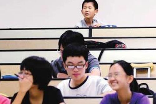 Cuộc đời ngang trái của 'thần đồng' 10 tuổi thi đỗ đại học: Hệ quả của việc 'ép chín' con trẻ?
