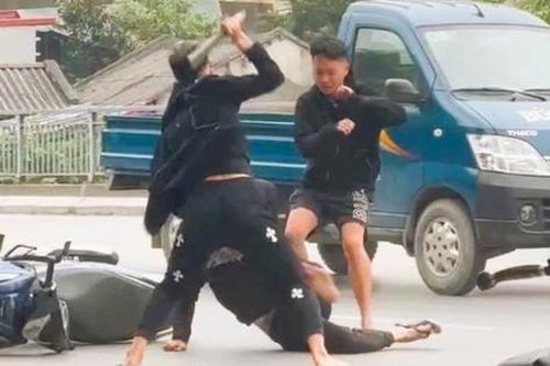 Sáng 29/3: Ớn lạnh nam thanh niên cầm dao dài chém người gây náo loạn giữa phố ở Thanh Hóa