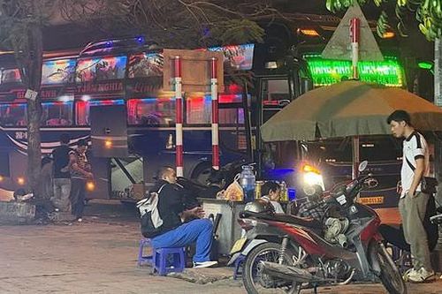 Hàng loạt nhà xe dừng đỗ đón khách trong đêm tối, lập bến cóc ngay đường lớn