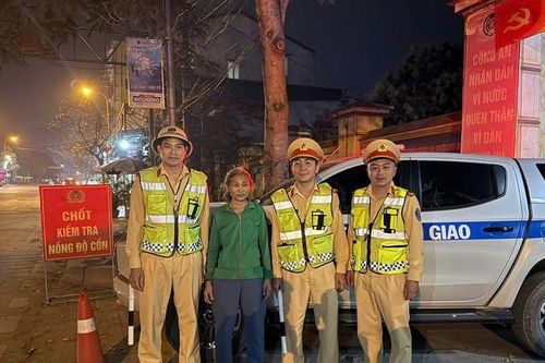 CSGT giúp đỡ cụ bà đi lạc gần 20 km trong đêm về với gia đình