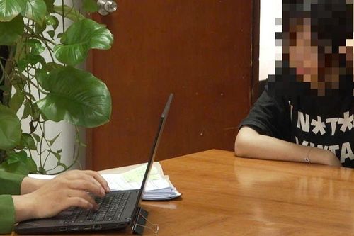 Biết tình cũ có người yêu mới, rủ 'hội yêu tinh' đi đánh hội đồng