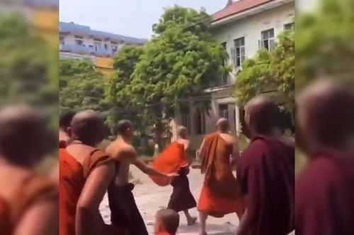 Nhà sư Myanmar bỏ chạy trong cơn động đất kinh hoàng