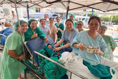 Bé gái chào đời giữa cơn địa chấn tại Thái Lan