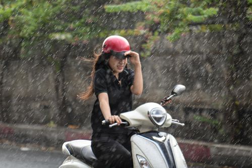 TP.HCM đón mưa trái mùa sau nhiều ngày nắng nóng