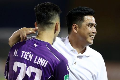 Thầy Tiến Linh nghẹn ngào khi thắng đội bóng bất bại ở hạng nhất