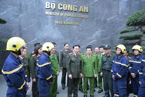 Các cán bộ, chiến sĩ CAND Việt Nam lên đường làm nhiệm vụ cứu hộ tại Myanmar