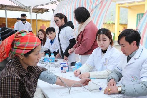 Khám, phát thuốc và tặng quà cho 567 người dân tại Mai Châu, Hòa Bình