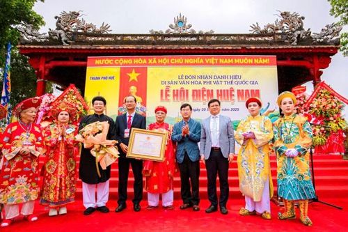 Đón nhận bằng Di sản văn hóa phi vật thể quốc gia Lễ hội Điện Huệ Nam