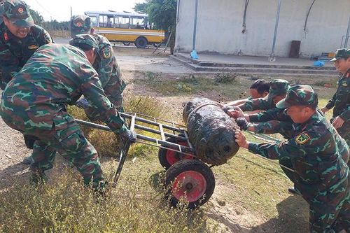 Bộ Chỉ huy quân sự tỉnh Trà Vinh bàn giao gần 1 tấn bom đưa đi hủy nổ