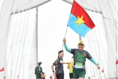 Tinh thần 'vượt nắng thắng mưa' trên đường chạy Tiền Phong Marathon