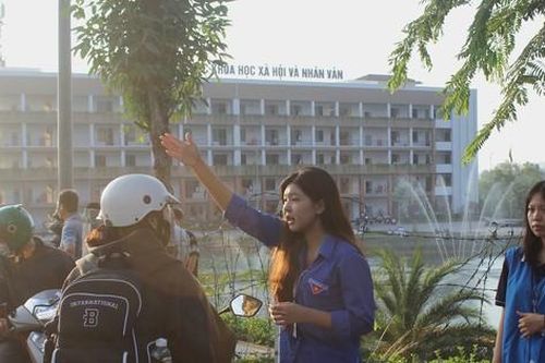 Tình nguyện viên phấn khởi hỗ trợ các thí sinh dự thi Đánh giá năng lực đợt 1