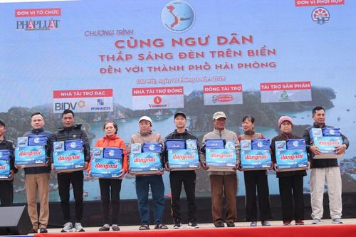 'Cùng ngư dân thắp sáng đèn trên biển' đến với ngư dân TP Hải Phòng