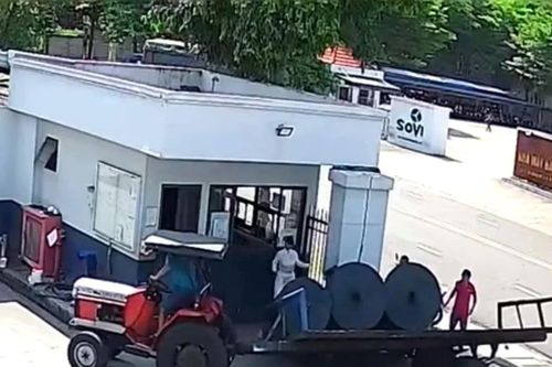 Khởi tố tài xế làm trượt cuộn vải, đè chết người
