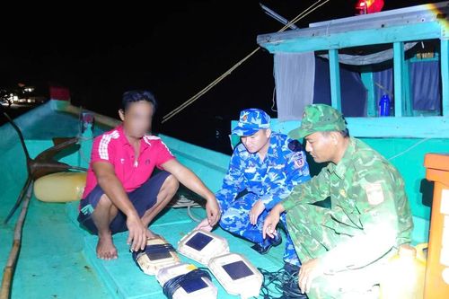Tạm giữ tàu cá chở thuê 4 thiết bị giám sát hành trình