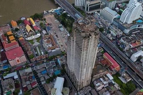 Bí ẩn 'tòa tháp ma' bỏ hoang 30 năm sừng sững sau động đất
