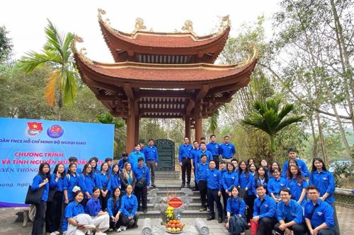 Đoàn Thanh niên Bộ Ngoại giao trên hành trình tri ân tại thủ đô kháng chiến Tuyên Quang