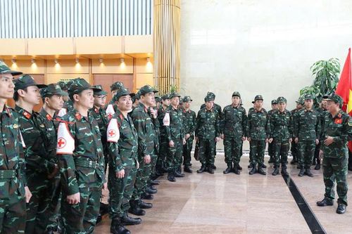 Hình ảnh 80 quân nhân lên đường sang Myanmar hỗ trợ khắc phục hậu quả động đất
