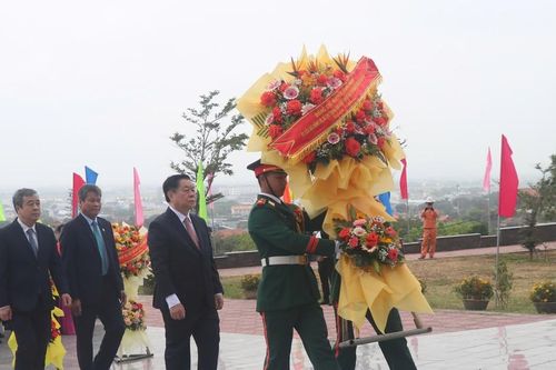 Trưởng Ban Tuyên giáo và Dân vận Trung ương dâng hương tại Khu căn cứ Núi Bà Bình Định