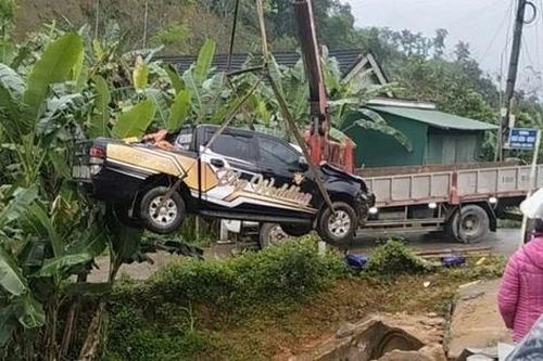 Xe máy va chạm ô tô bán tải, 3 người thương vong