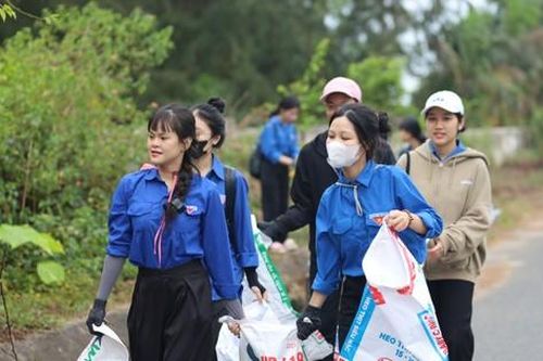 Hàng trăm thanh niên chung tay dọn rác bán đảo Sơn Trà