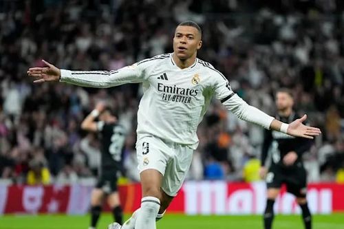 Mbappe san bằng thành tích của Ronaldo