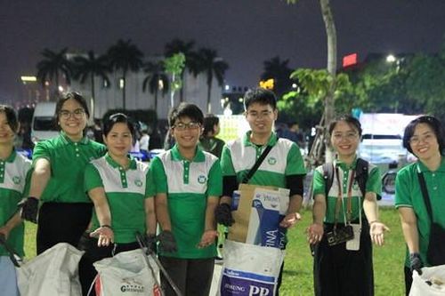 Tình nguyện viên Đà Nẵng dọn sạch rác sau đêm hội pháo hoa