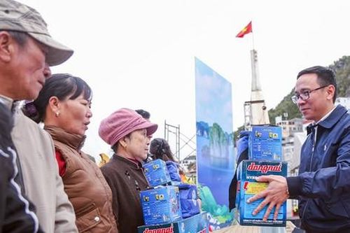 Cùng ngư dân Cát Bà thắp sáng đèn trên biển
