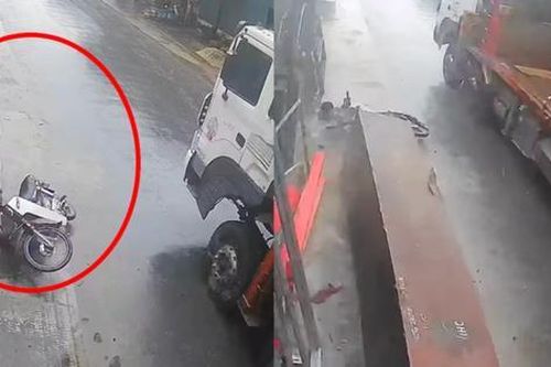Cô gái kể khoảnh khắc vứt xe máy, tránh khối gỗ nặng 5 tấn rơi từ ô tô để thoát thân