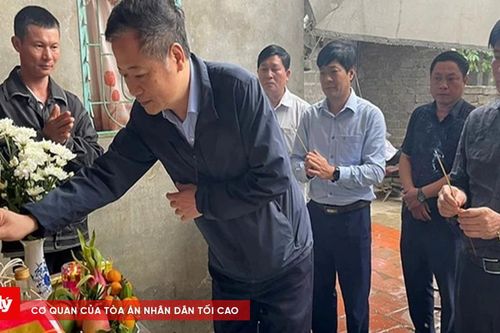 Thăm hỏi, động viên gia đình có học sinh bị đuối nước tử vong