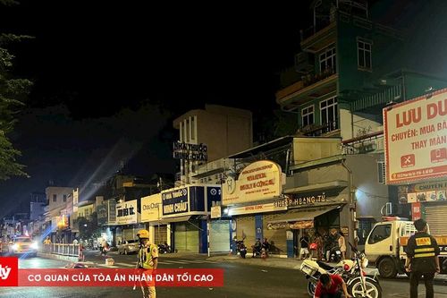 Xe máy tông dải phân cách rồi trượt dài, nam thanh niên tử vong