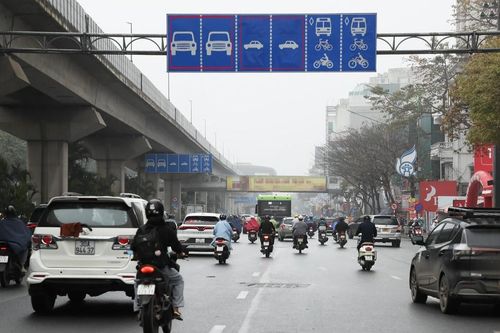 Cùng là biển báo dành cho ô tô, hình quay dọc khác với ngang thế nào?