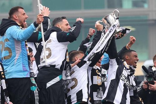 Newcastle ăn mừng chưa từng có vô địch cúp Liên đoàn Anh
