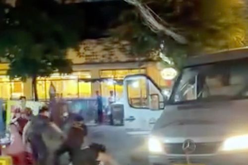 Mâu thuẫn, tài xế ô tô xuống xe đánh nhau với người đi đường ở TPHCM