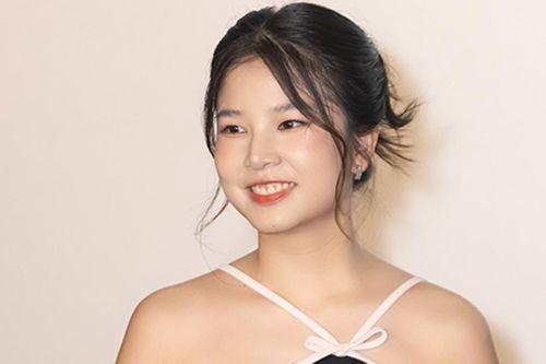 Mỹ nhân 'Tuổi nổi loạn' gây chú ý ở thảm đỏ Việt