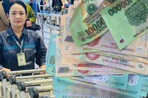 Chiếc ví đen chứa nhiều tiền, trang sức bị bỏ quên ở sân bay Nội Bài