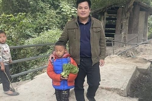 Chủ tịch xã vùng cao Thanh Hóa đi 50km vào bản vận động học sinh trở lại lớp