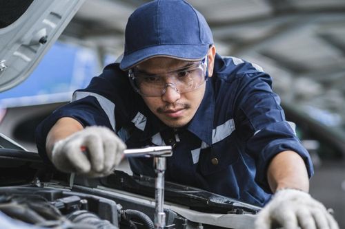 Những thói quen nguy hiểm khi tự bảo dưỡng ô tô tại nhà