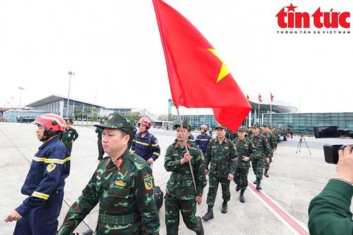 Hình ảnh 80 quân nhân Việt Nam lên đường sang Myanmar khắc phục hậu quả động đất