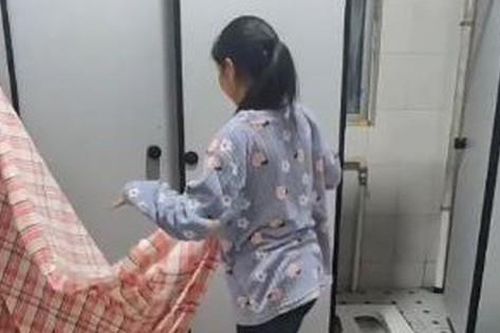 Cô gái 18 tuổi sống trong toilet cửa hàng để tiết kiệm tiền