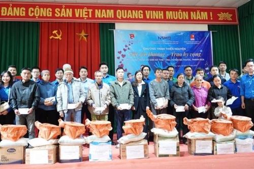 Nhiều phần quà ý nghĩa đến với bà con đồng bào thiểu số tỉnh Thanh Hóa