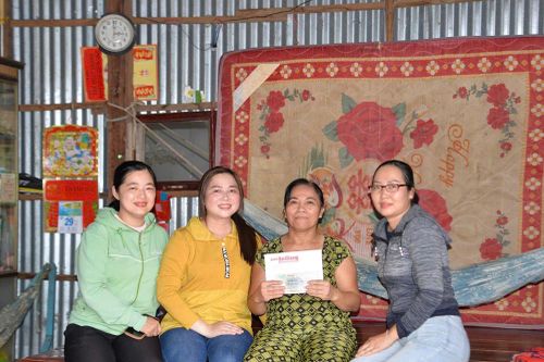 Trao tiền hỗ trợ các hoàn cảnh khó khăn, bệnh nhân nghèo