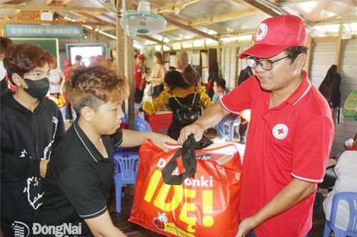 Hội Chữ thập đỏ tỉnh tặng quà các cơ sở bảo trợ xã hội
