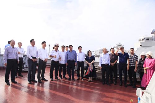 Đoàn đại biểu của Trung ương và các tỉnh, thành phố thăm Vùng 4 Hải quân