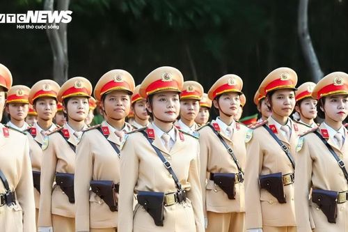 Những 'bóng hồng' đội nắng gắt, kiên cường trên thao trường diễu binh 30/4
