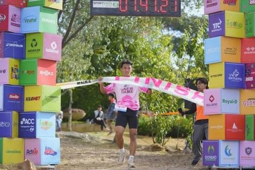 Trao thưởng cho các VĐV dẫn đầu tại Giải Siêu Marathon địa hình Dalat Ultra Trail 2025