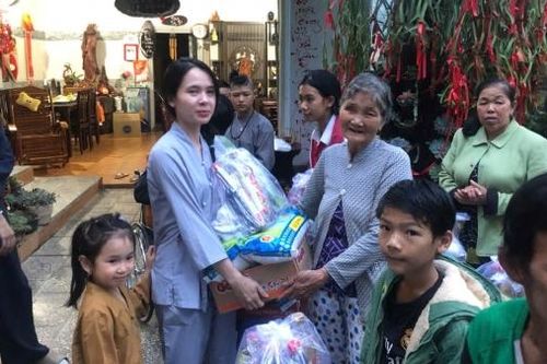 Đức Trọng: Tặng 30 phần quà cho người có hoàn cảnh khó khăn