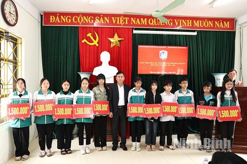 Dệt những ước mơ cho học sinh nghèo