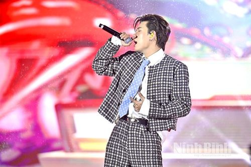 Hàng nghìn khán giả đội mưa xem live concert 'Xuân' - The East Ninh Bình