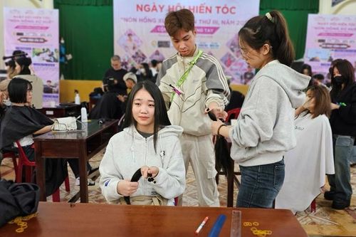 Gần 700 người tham gia hiến tóc giúp bệnh nhân ung thư