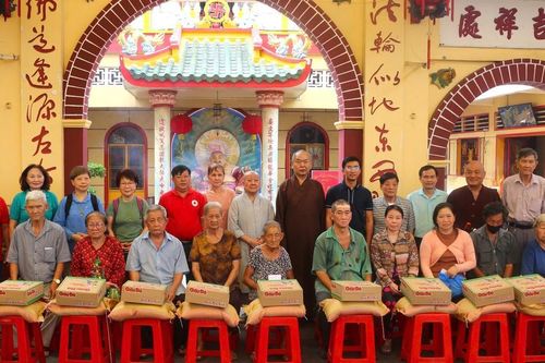 Chùa Long Hoa, Thường Quang (Q.8) trao quà đến người khiếm thị, hộ dân có hoàn cảnh khó khăn
